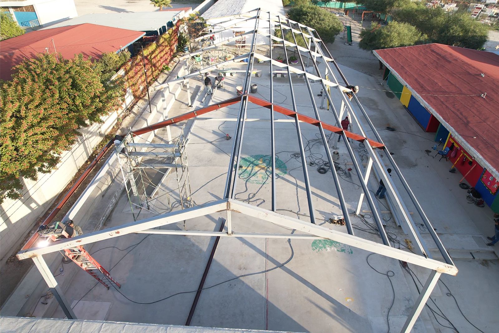 Proyecto de techumbre escolar